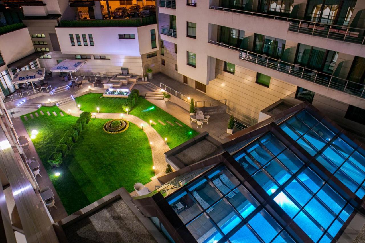 Spa Hotel Persenk เดวิน ภายนอก รูปภาพ The courtyard of the hotel