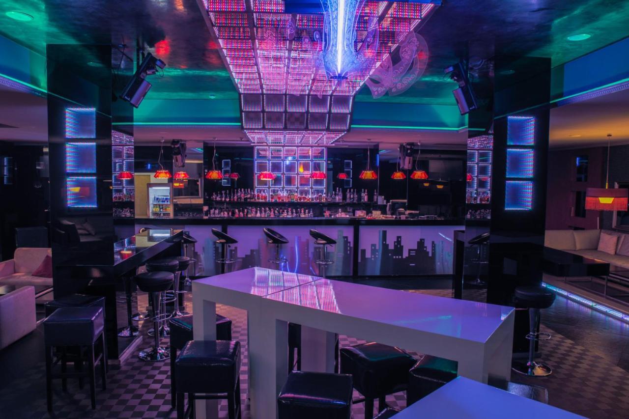 Spa Hotel Persenk เดวิน ภายนอก รูปภาพ The interior of the nightclub