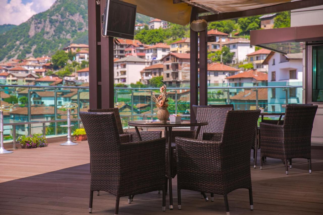 Spa Hotel Persenk เดวิน ภายนอก รูปภาพ The hotel's terrace