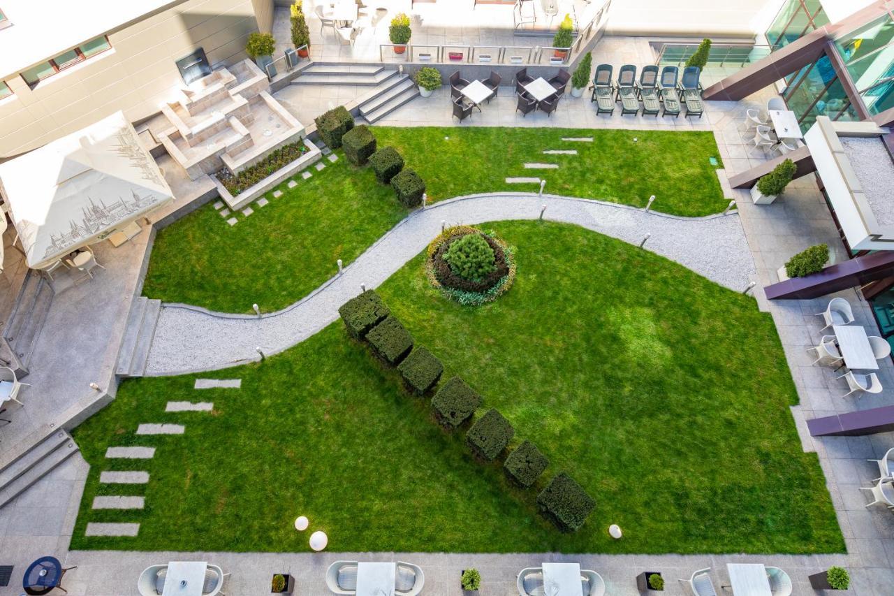 Spa Hotel Persenk เดวิน ภายนอก รูปภาพ The courtyard of the hotel