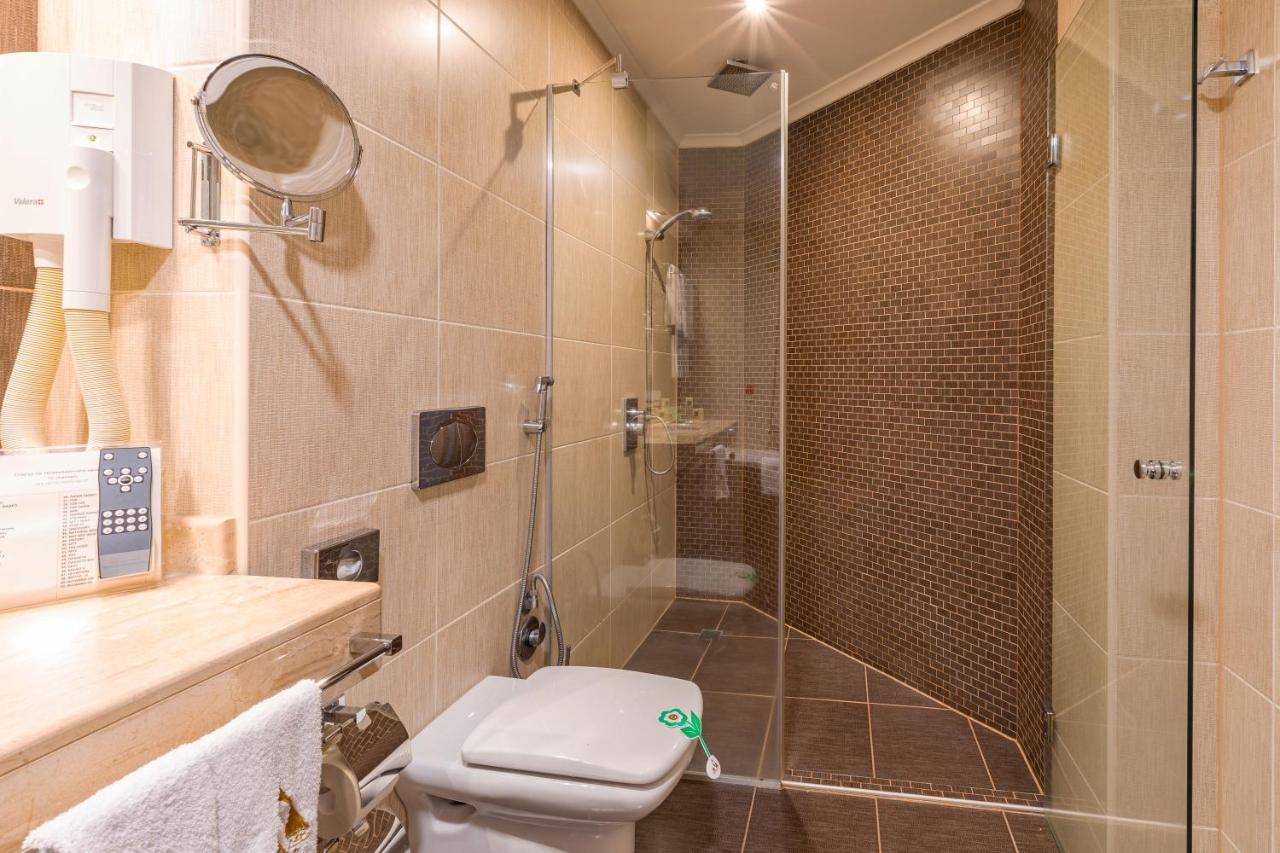 Spa Hotel Persenk เดวิน ภายนอก รูปภาพ A shower cubicle