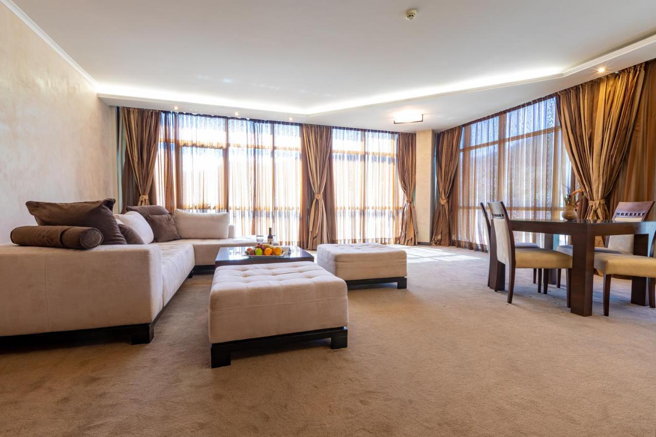 Spa Hotel Persenk เดวิน ภายนอก รูปภาพ A living room with carpet flooring