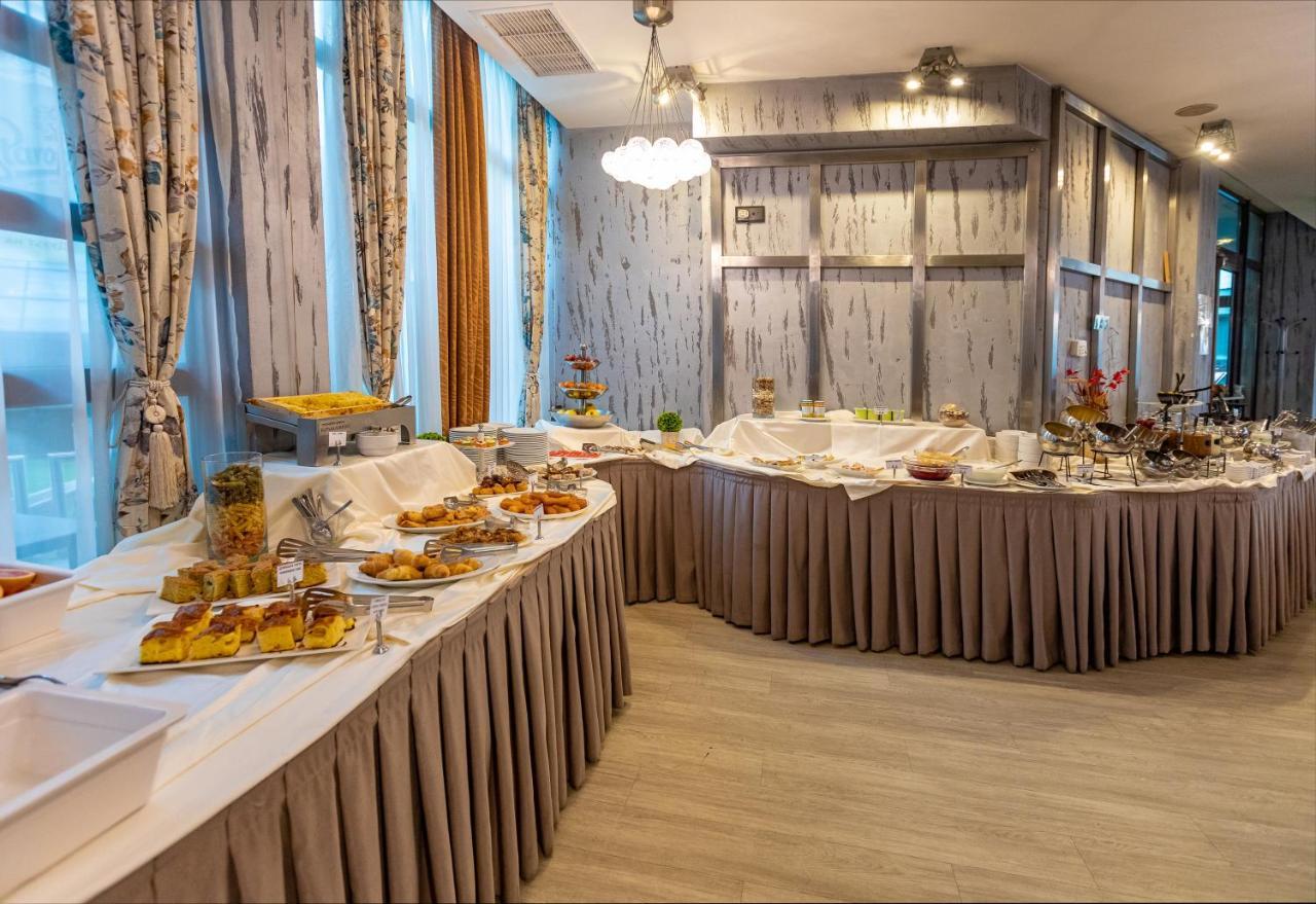 Spa Hotel Persenk เดวิน ภายนอก รูปภาพ A buffet at a hotel