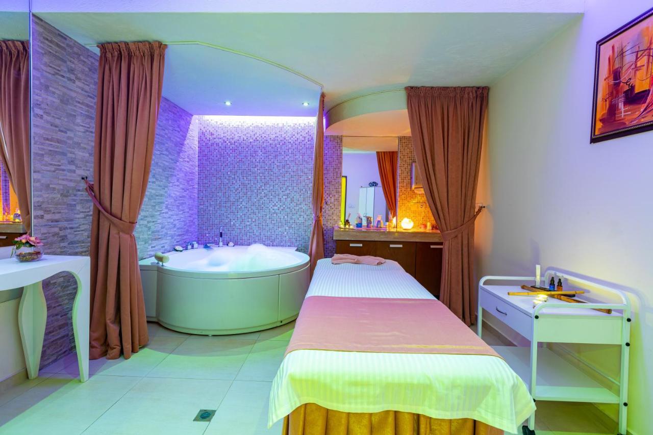 Spa Hotel Persenk เดวิน ภายนอก รูปภาพ A spa treatment room