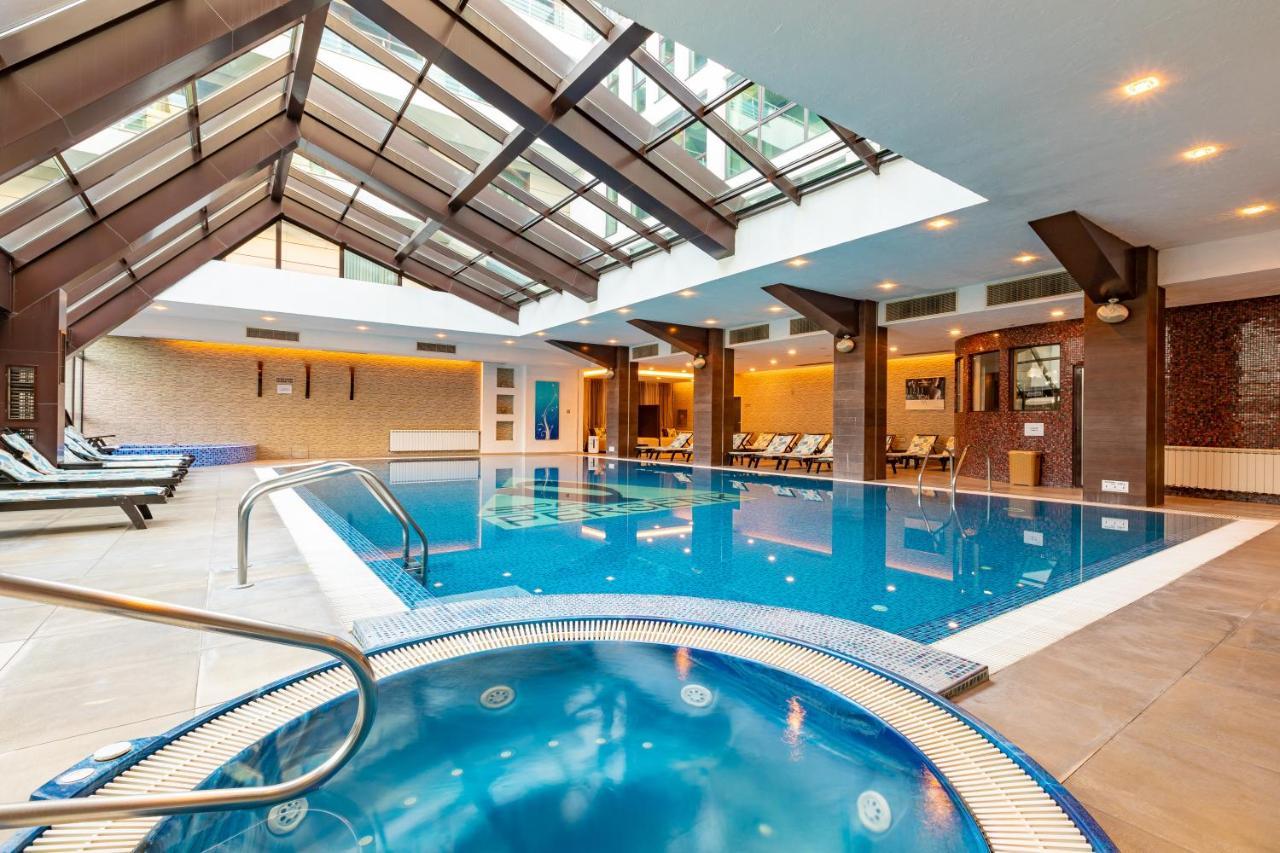 Spa Hotel Persenk เดวิน ภายนอก รูปภาพ The swimming pool at the hotel