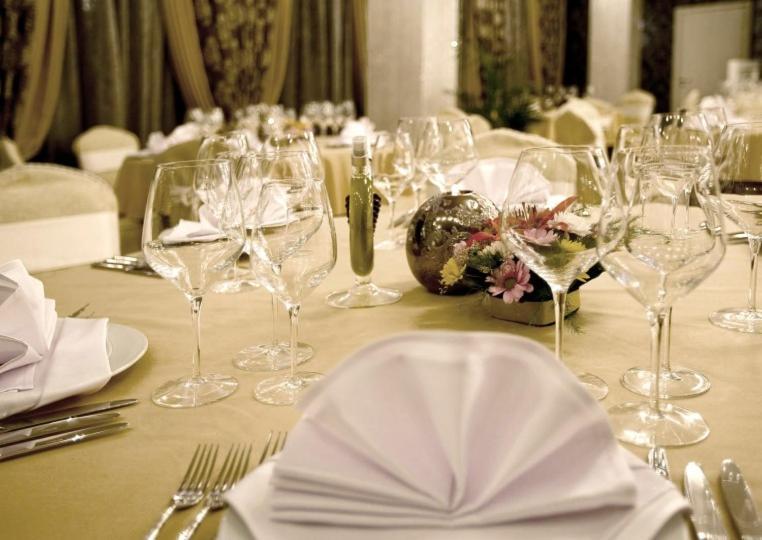 Spa Hotel Persenk เดวิน ภายนอก รูปภาพ A table set for a formal dinner
