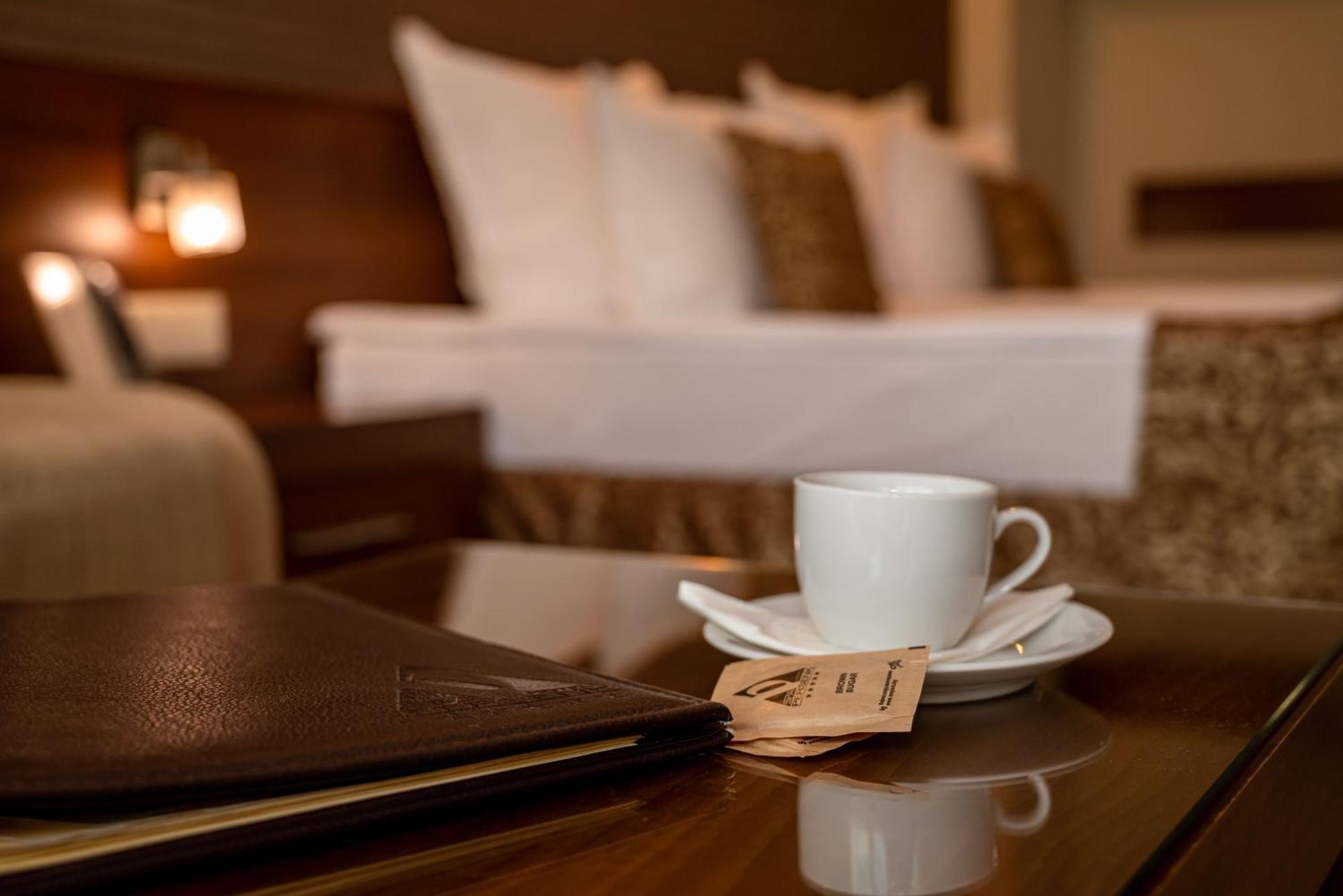 Spa Hotel Persenk เดวิน ภายนอก รูปภาพ A coffee cup in a hotel room
