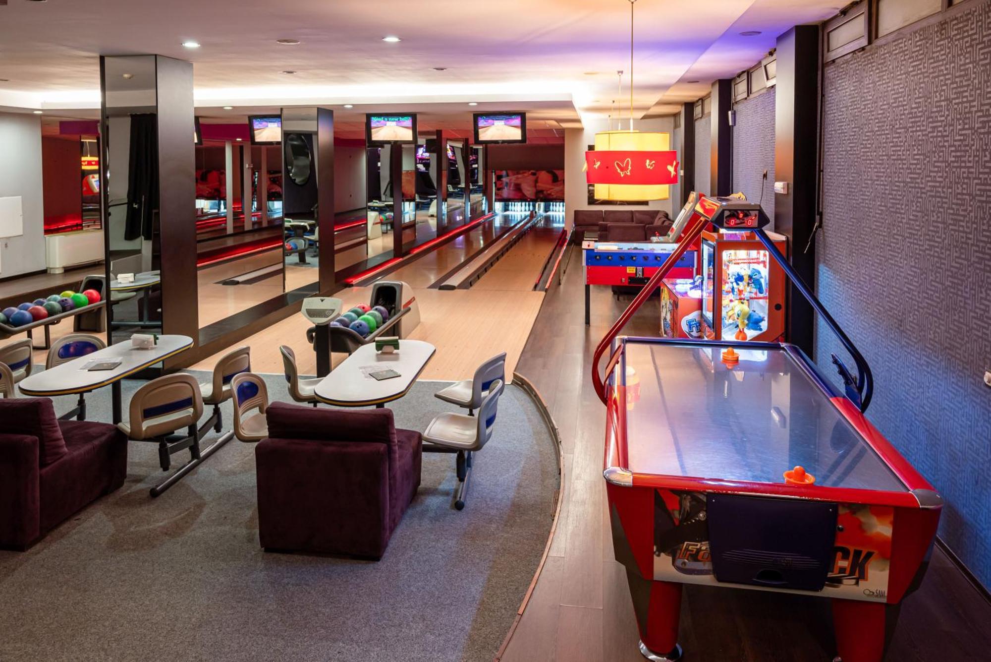 Spa Hotel Persenk เดวิน ภายนอก รูปภาพ The bowling alley at the 2012 Olympic Village