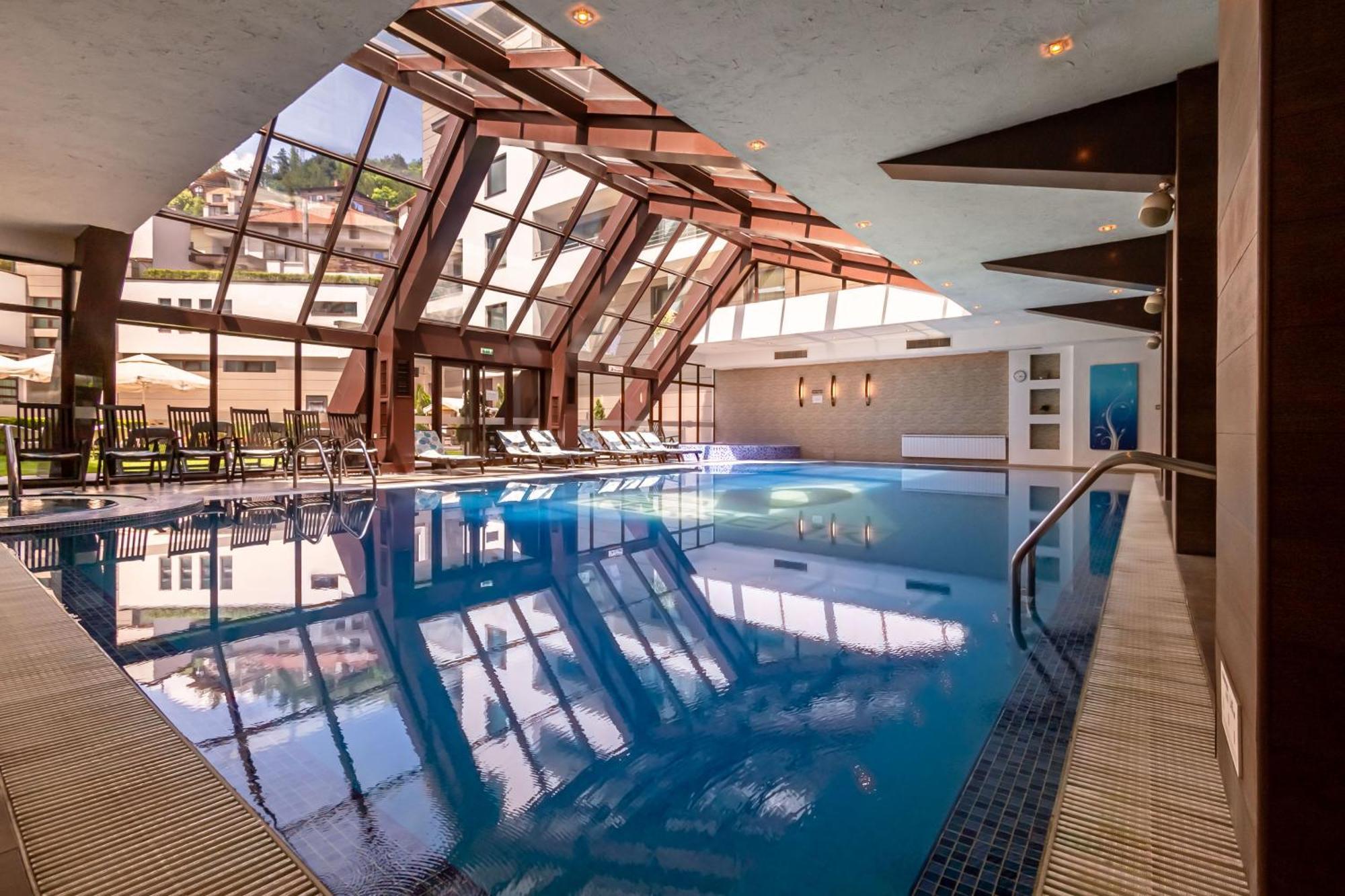 Spa Hotel Persenk เดวิน ภายนอก รูปภาพ The swimming pool at the hotel