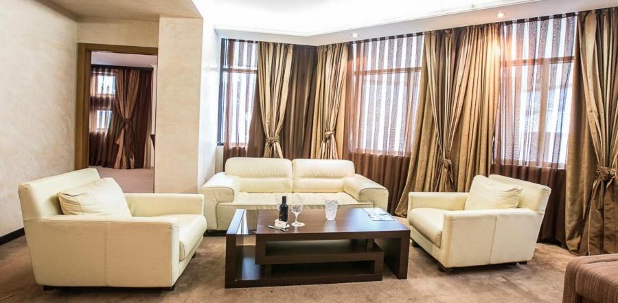 Spa Hotel Persenk เดวิน ห้อง รูปภาพ A living room with curtains
