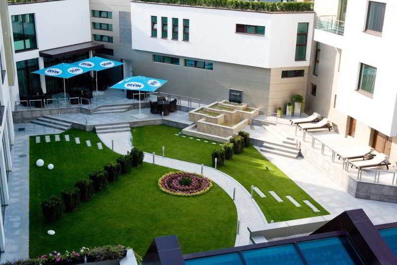 Spa Hotel Persenk เดวิน ภายนอก รูปภาพ The hotel's courtyard